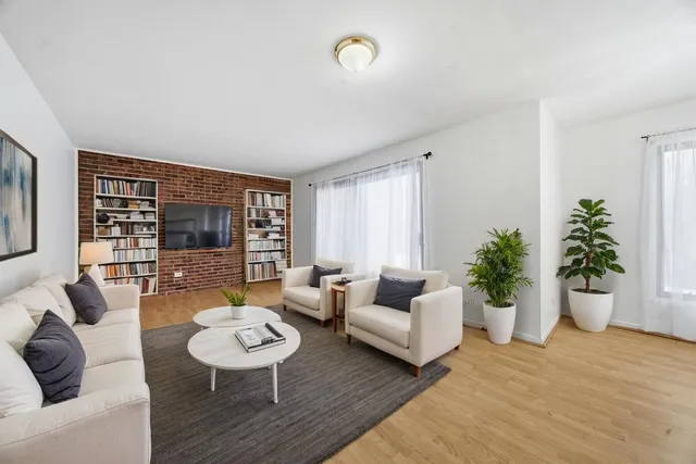 $142,000 | 1100 Holbrook Road, Unit D, Homewood, IL 60430