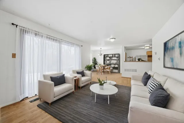 $142,000 | 1100 Holbrook Road, Unit D, Homewood, IL 60430