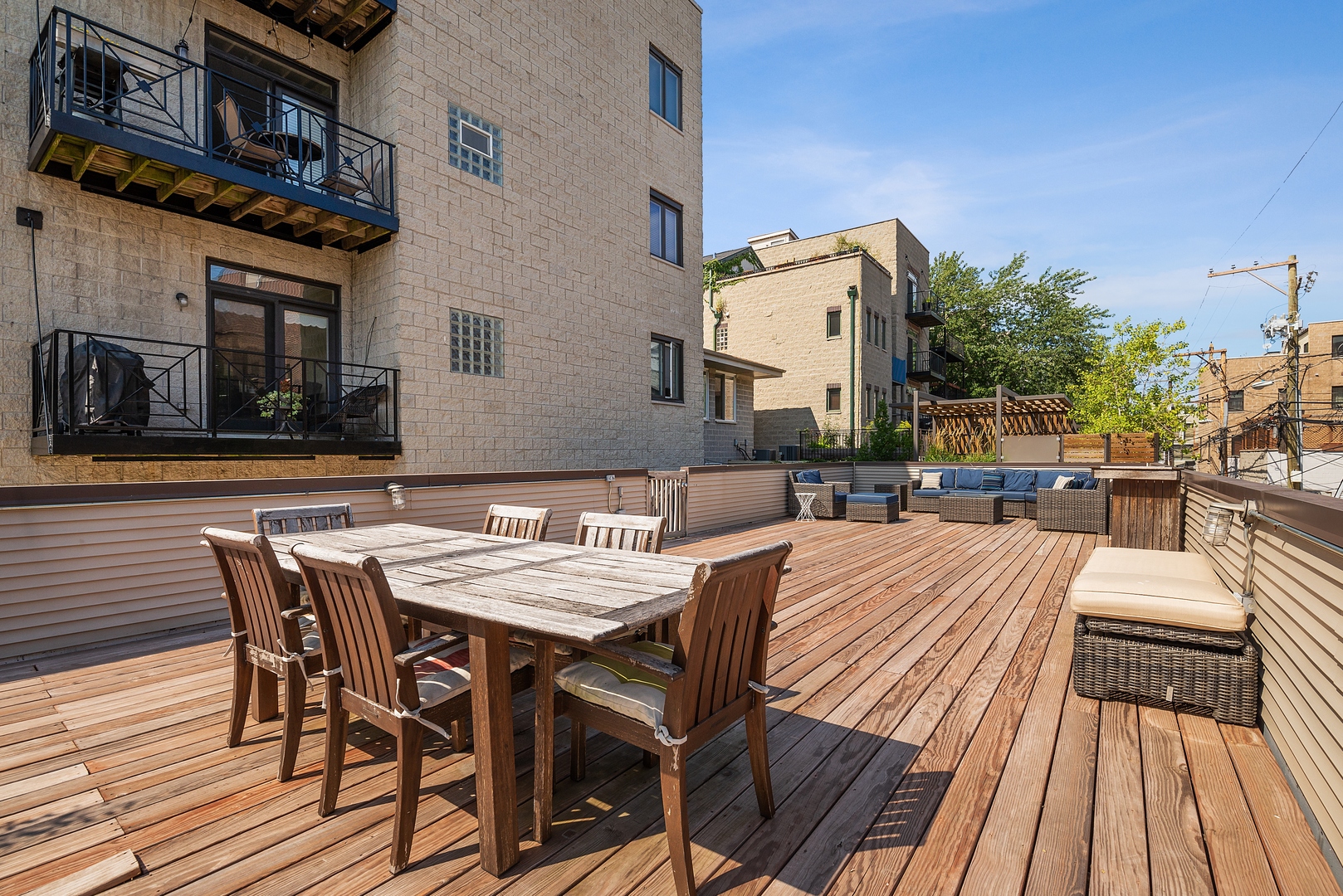 1503 North Mohawk Street, Unit 1E Chicago, IL 60610 - Photo 24 of 25 a view of table and chairs on roof deck