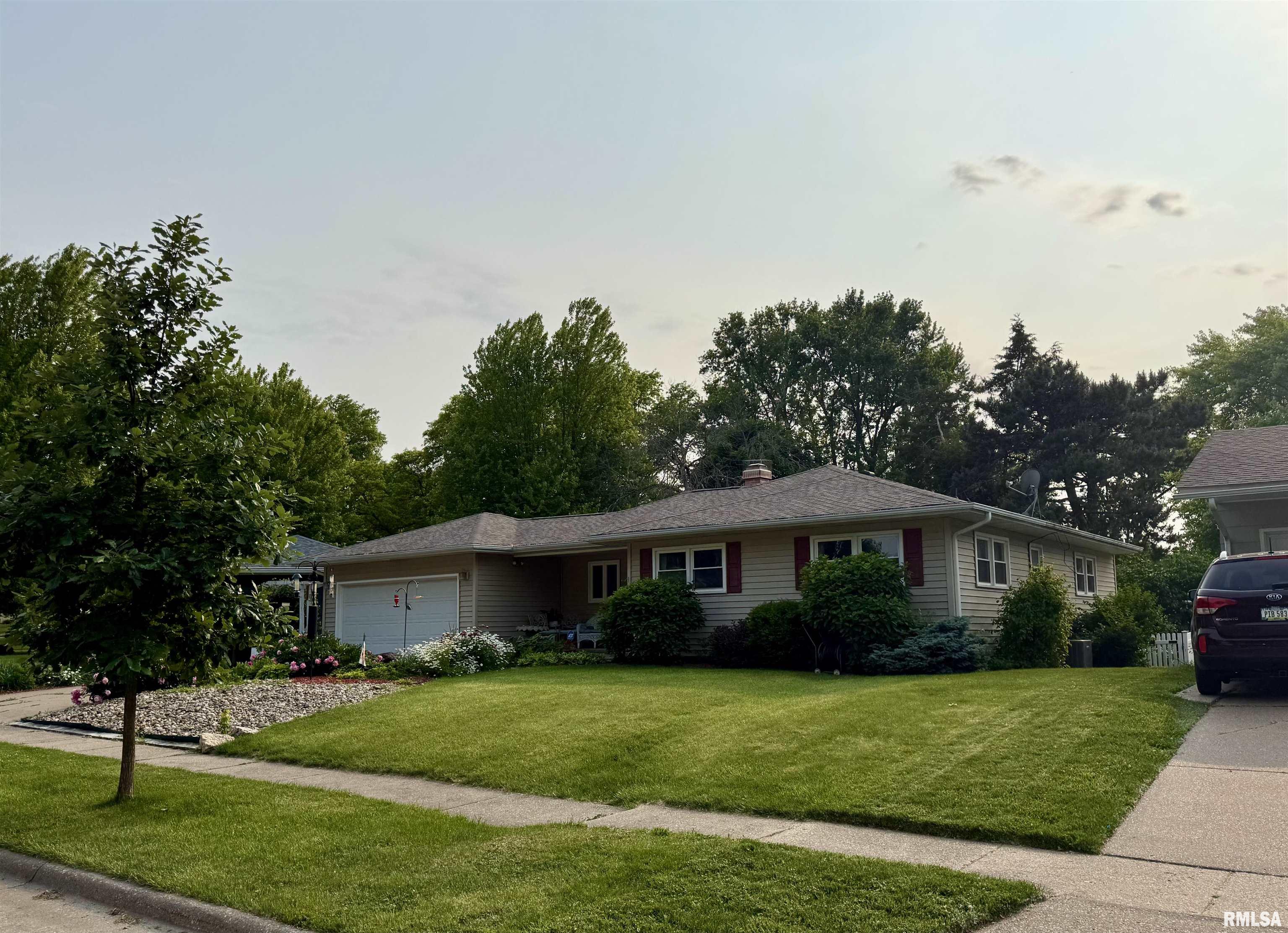 2816 Forest Road Davenport, IA 52803 - Photo 3 of 34 Gallery Image 3