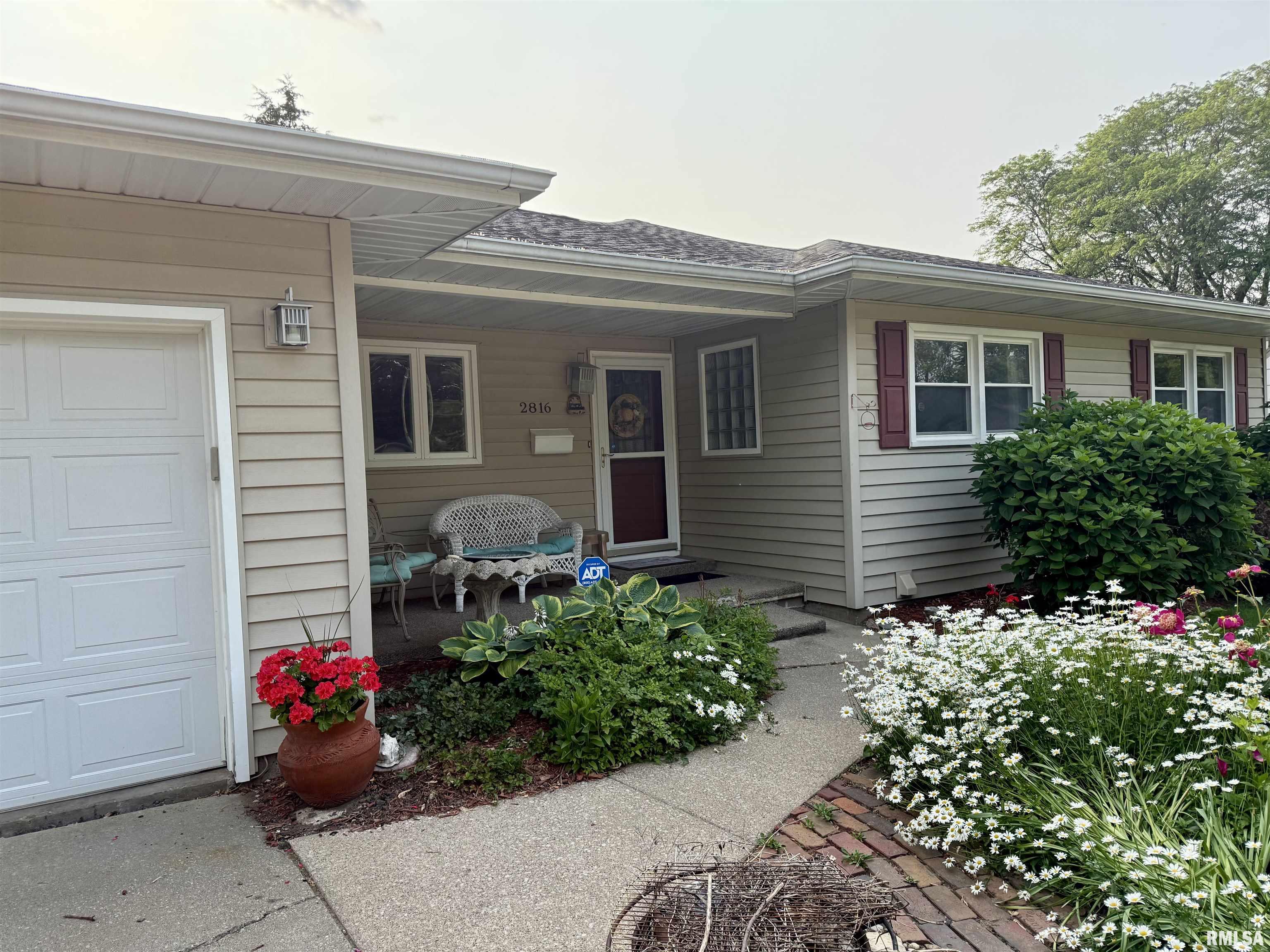 2816 Forest Road Davenport, IA 52803 - Photo 4 of 34 Gallery Image 4