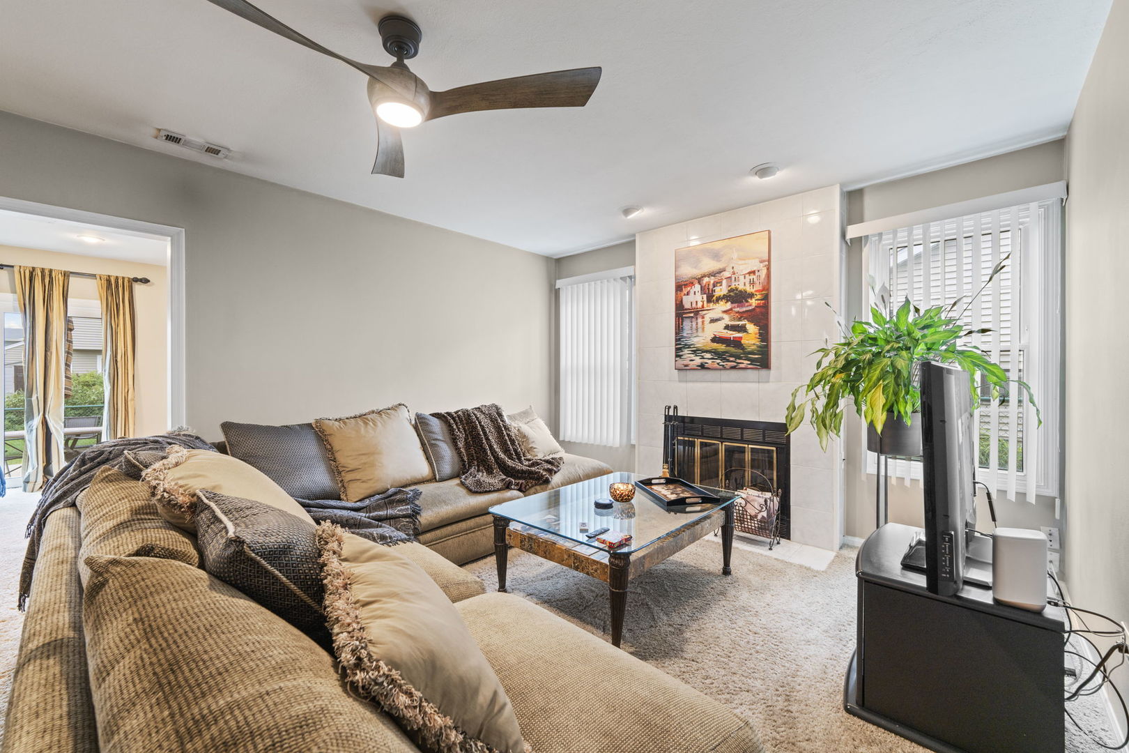 1085 John Drive Hoffman Estates, IL 60169 - Photo 12 of 41 a living room with furniture and a potted plant