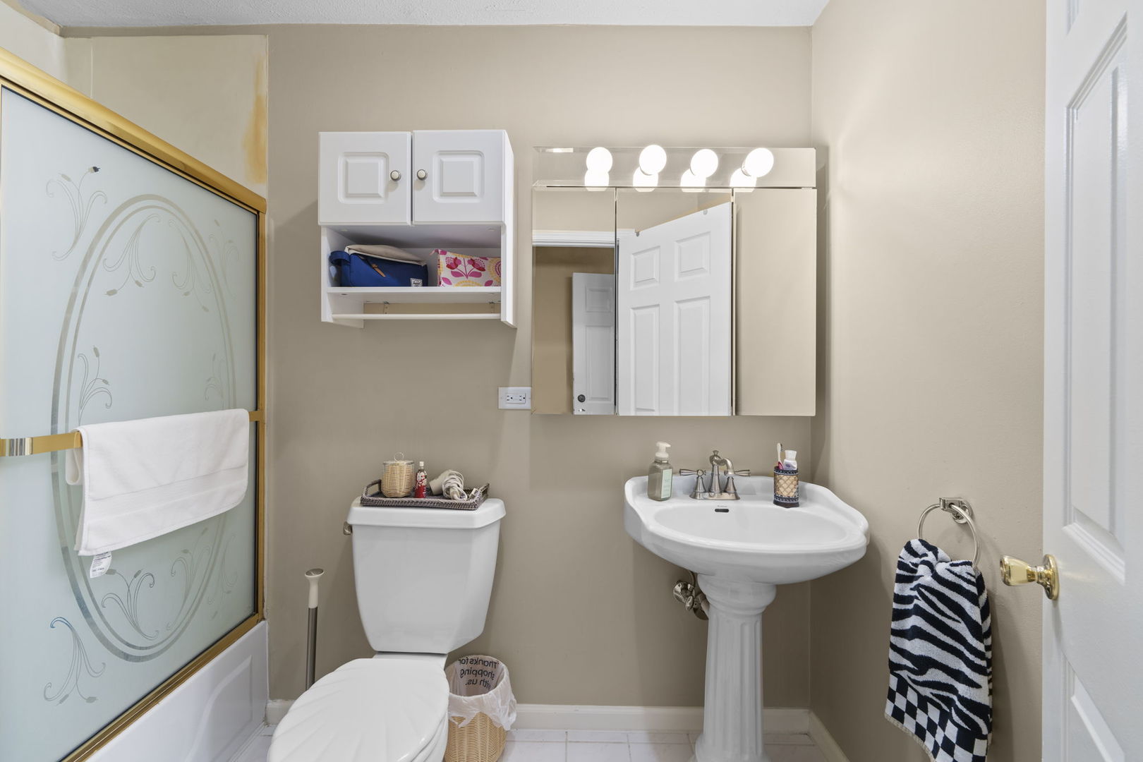 1085 John Drive Hoffman Estates, IL 60169 - Photo 27 of 41 a bathroom with a sink toilet and mirror
