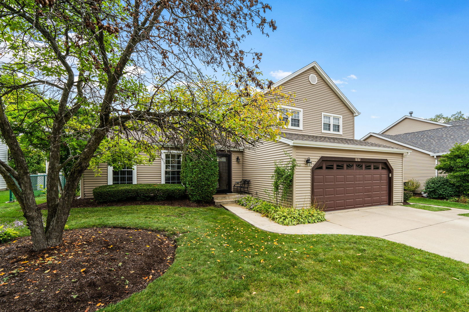 1085 John Drive Hoffman Estates, IL 60169 - Photo 41 of 41 a front view of a house with a yard and garage