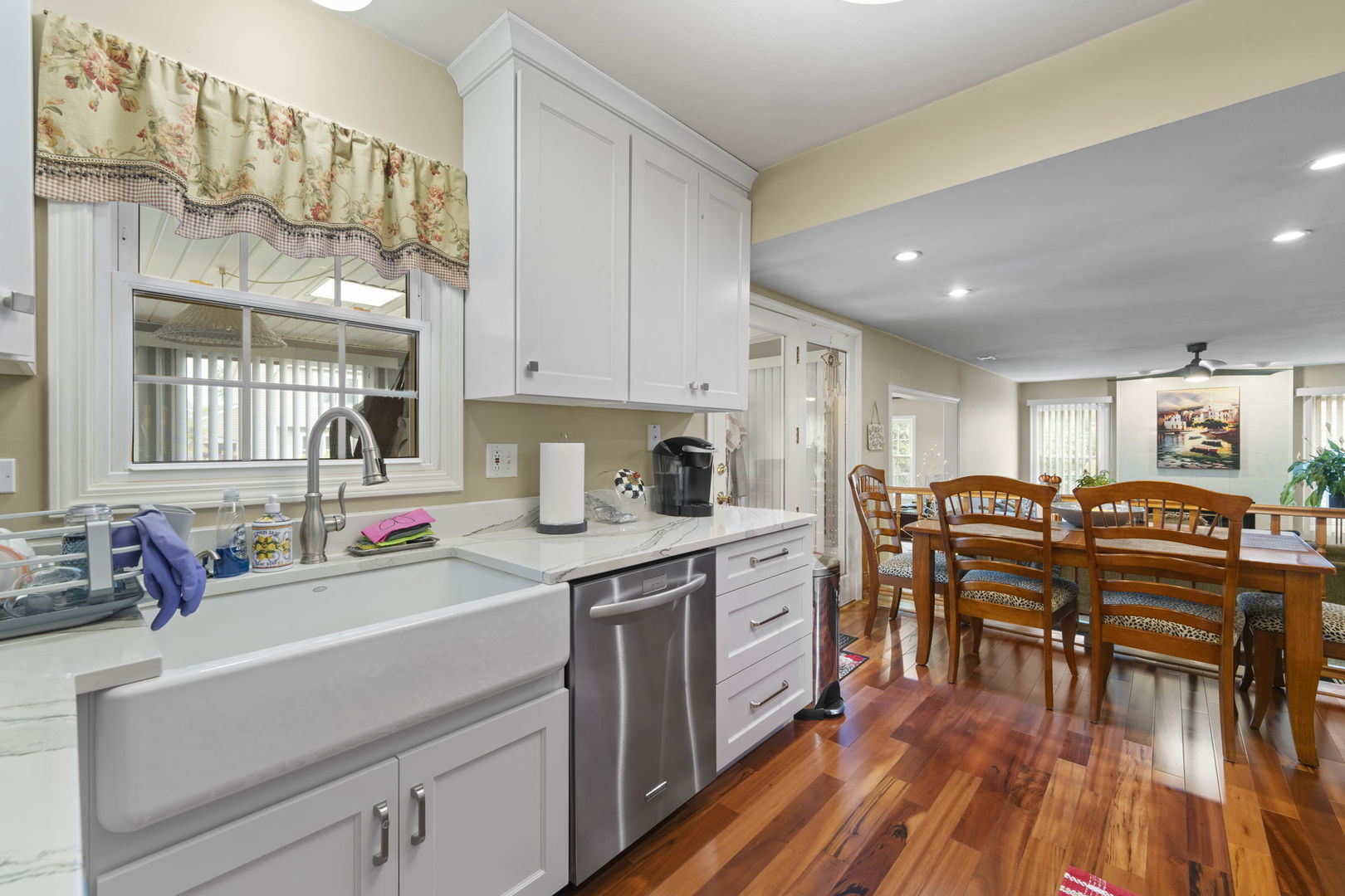 1085 John Drive Hoffman Estates, IL 60169 - Photo 8 of 41 a kitchen that has a lot of cabinets a sink and appliances in it