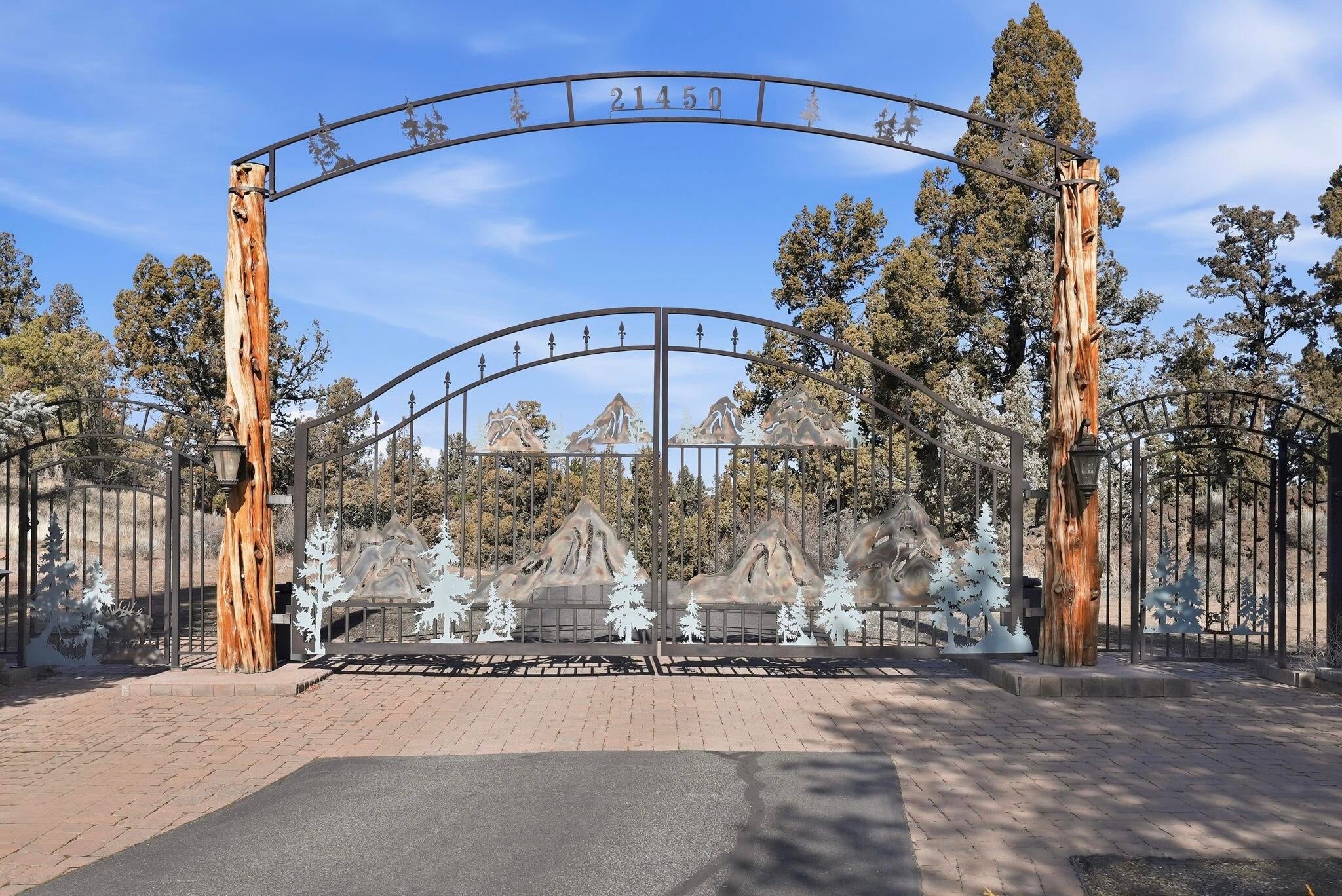 21450 Dale Road Bend, OR 97701 - Photo 73 of 75 Custom gated entry with app-control.