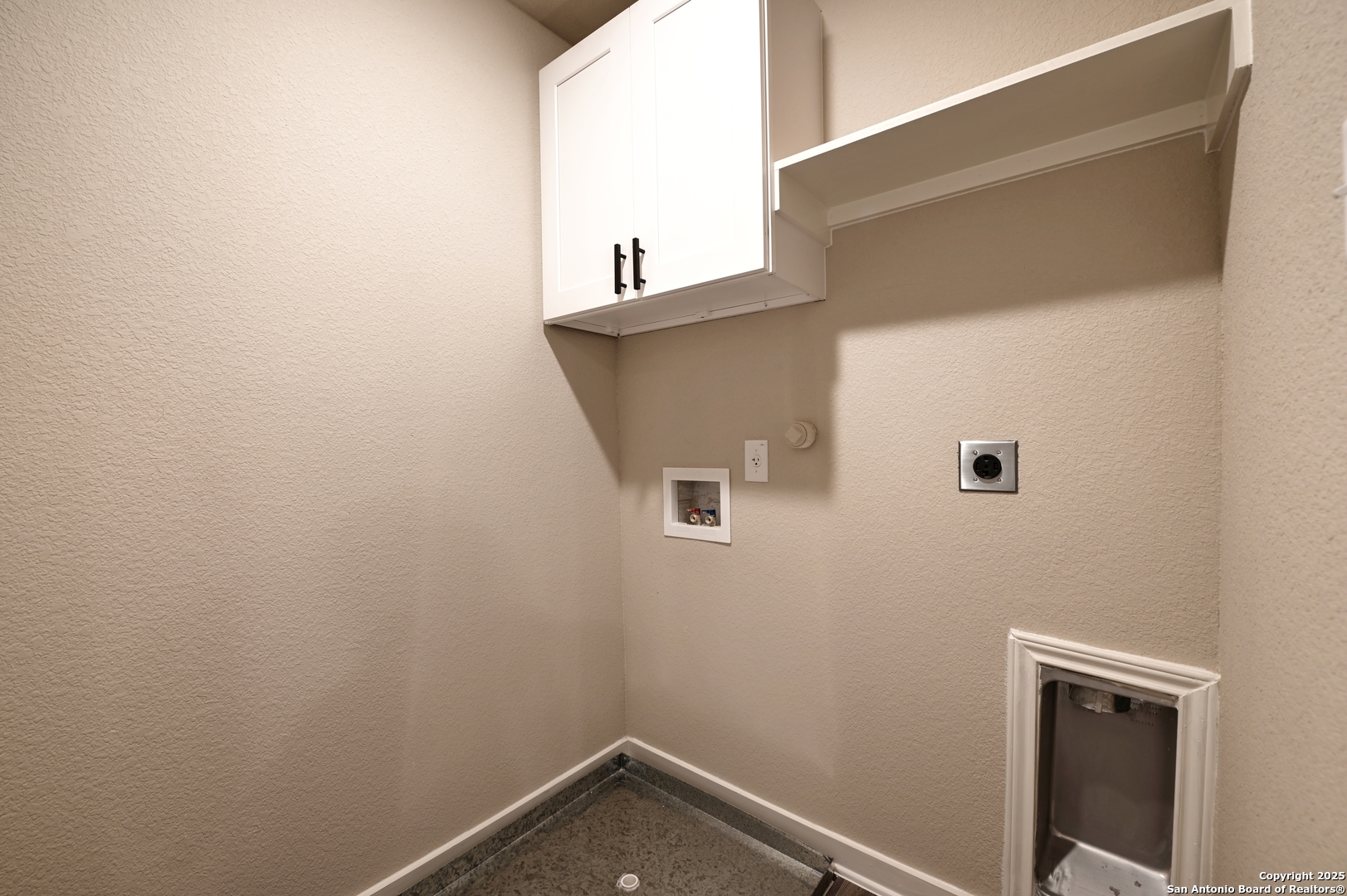 11318 Clearmine, Unit 101 San Antonio, TX 78224 - Photo 23 of 39 a view of a hallway