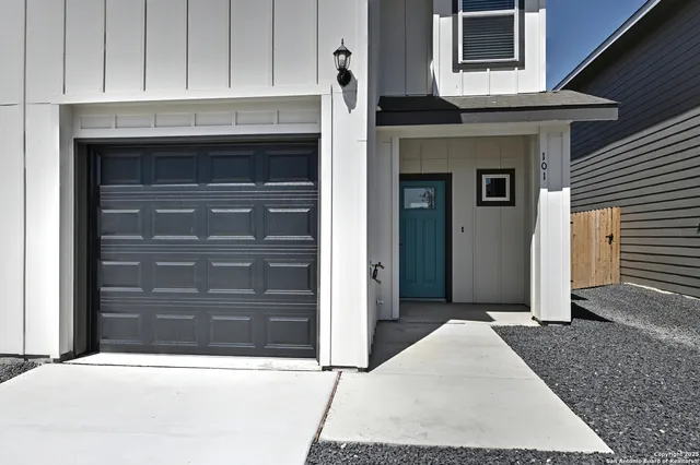 a view of entryway front of house