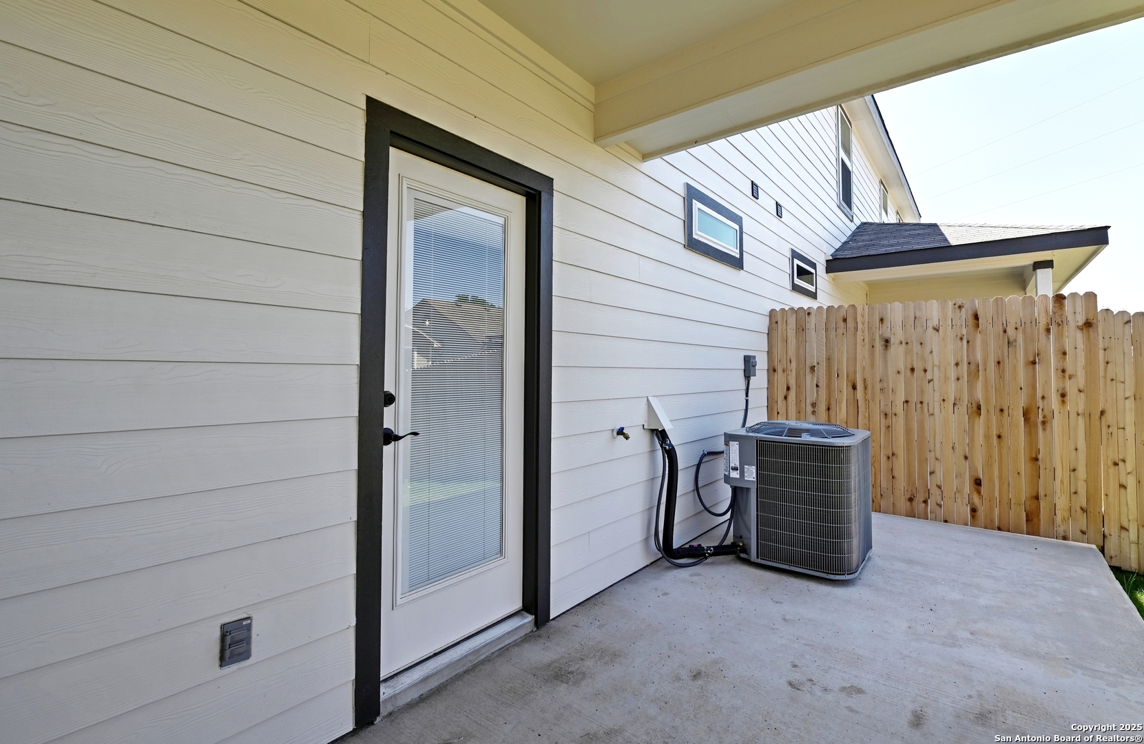 11318 Clearmine, Unit 101 San Antonio, TX 78224 - Photo 37 of 39 a view of front door and bedroom