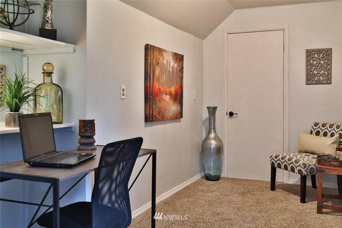 6527 Tyee Road Everett, WA 98203 - Photo 22 of 37 a workspace with furniture and window