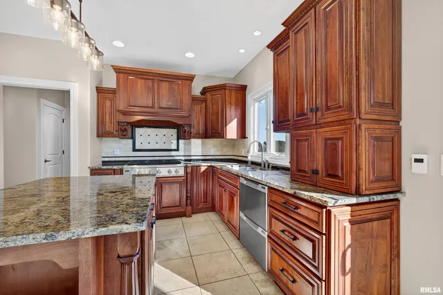 $710,000 | 9 Cobblestone Lane, Le Claire, IA 52753