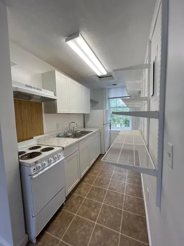 $2,200 | 126 Alexander Street, Unit E, Charleston, SC 29403