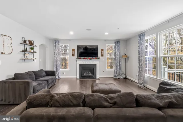 a large kitchen with kitchen island a large island in it