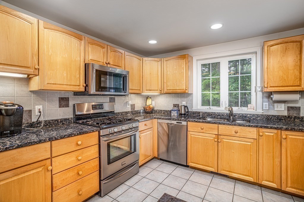 5 Castlegate Way, Unit 5 Nashua, NH 03063 - Photo 3 of 31