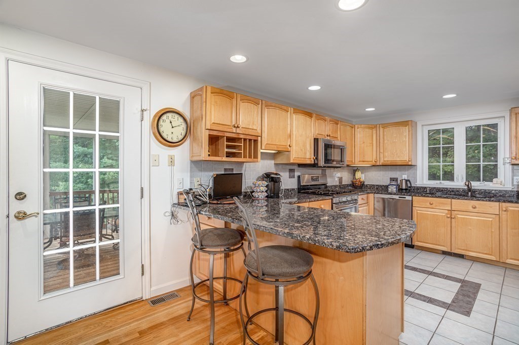 5 Castlegate Way, Unit 5 Nashua, NH 03063 - Photo 4 of 31