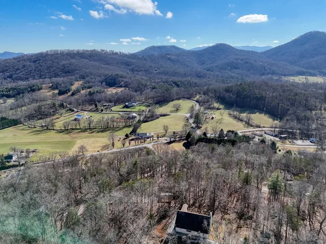 $279,500 | 131 Hickory Ridge Circle, Hayesville, NC 28904