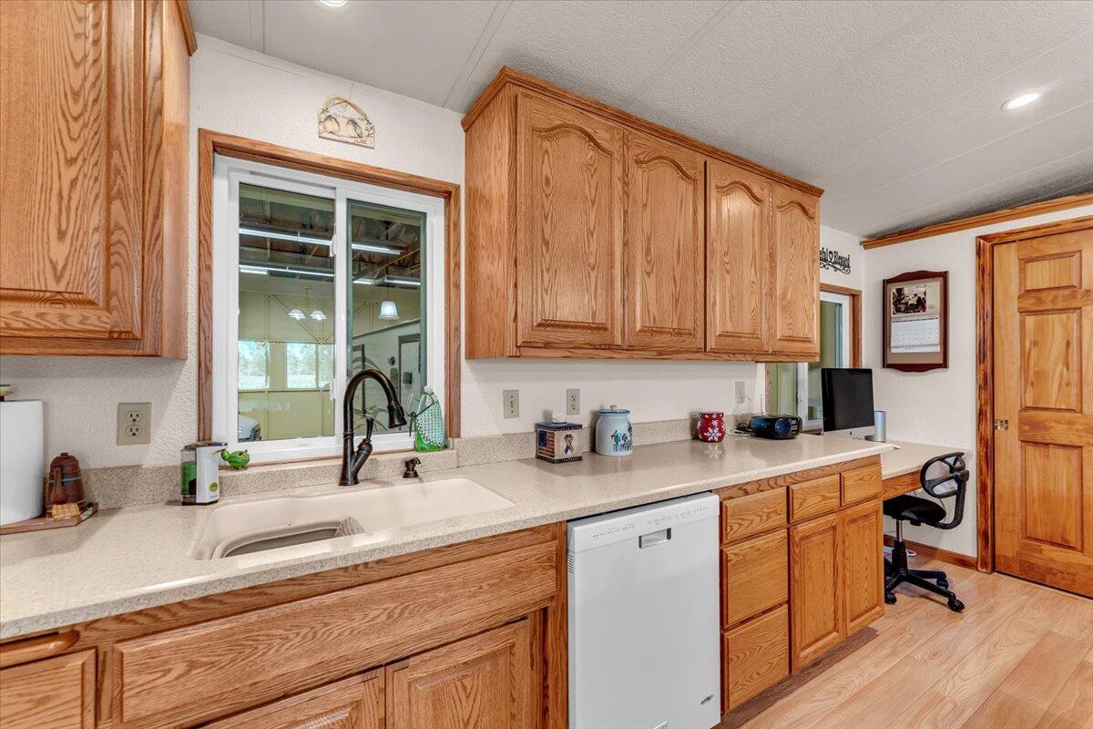 3307 Tarmac Road Redding, CA 96003 - Photo 14 of 76 Kitchen