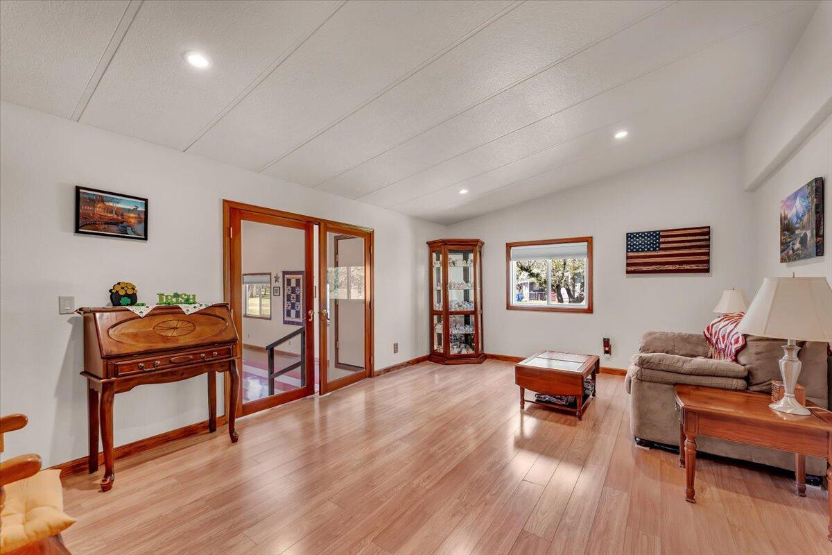 3307 Tarmac Road Redding, CA 96003 - Photo 25 of 76 Family Room