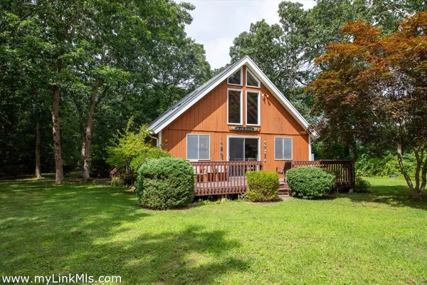 a view of a house with backyard and garden