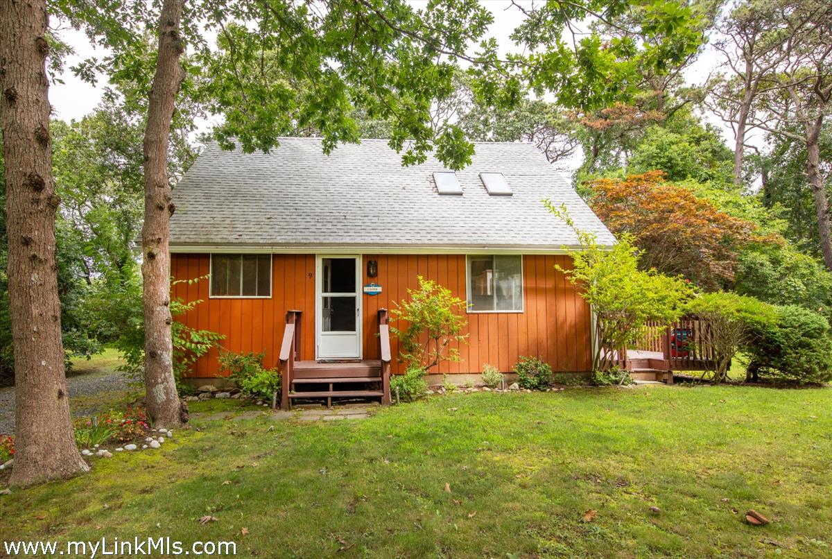 9 Galway Road West Tisbury, MA 02568 - Photo 5 of 26 a front view of house with yard