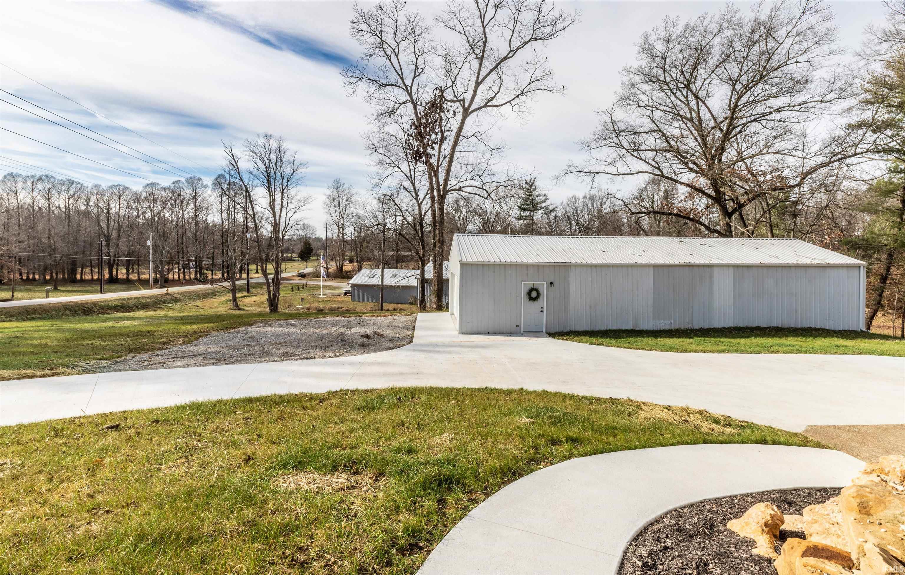 445 Hoing Road Evansville, IN 47725 - Photo 4 of 36