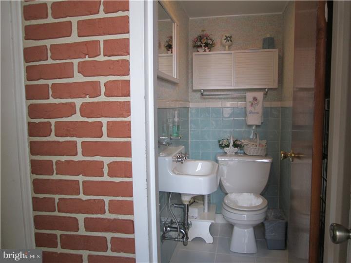 546 Evans Road Springfield, PA 19064 - Photo 11 of 24 Bathroom