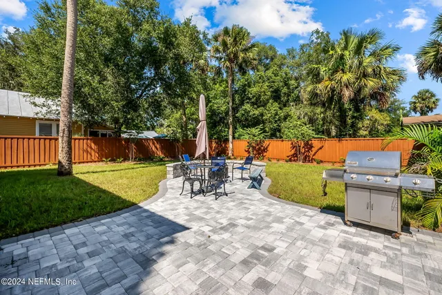a view of a sitting area with chairs in patio
