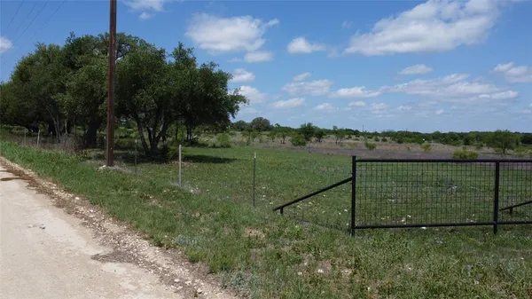 a view of a back yard