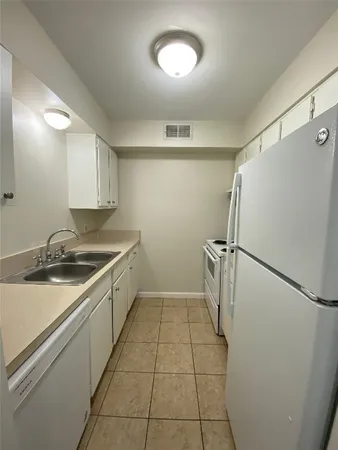 $750 | 130 Oyster Creek Drive, Unit 22, Lake Jackson, TX 77566