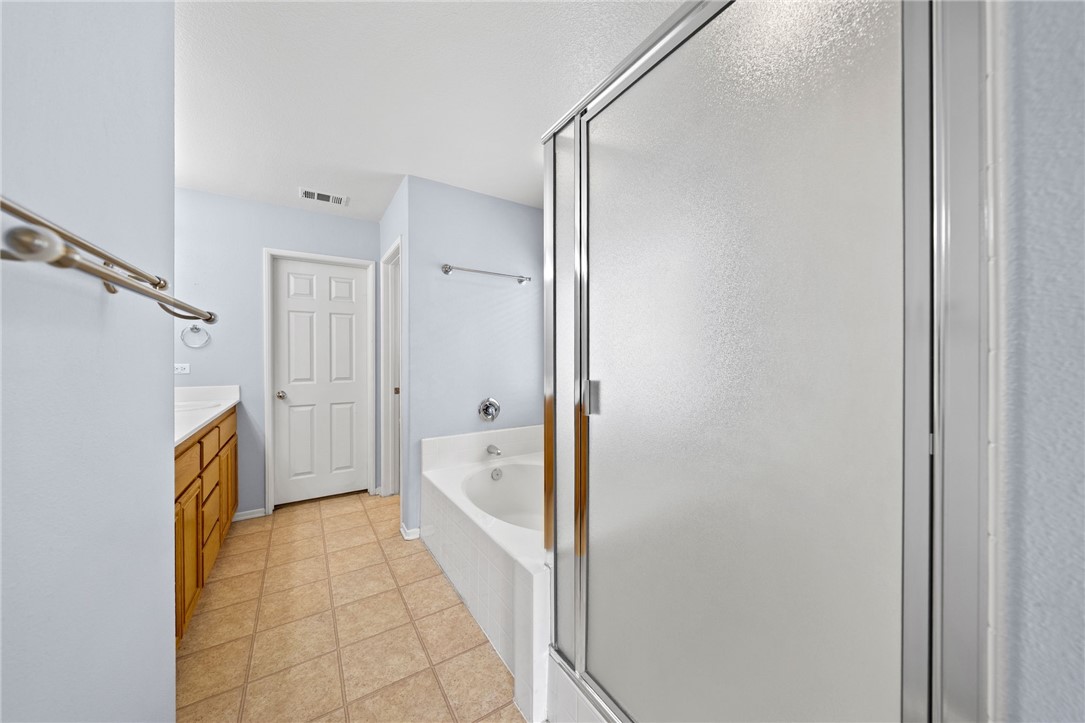 40077 Stowe Road Temecula, CA 92591 - Photo 40 of 58 Primary bathroom with separate tub and shower.