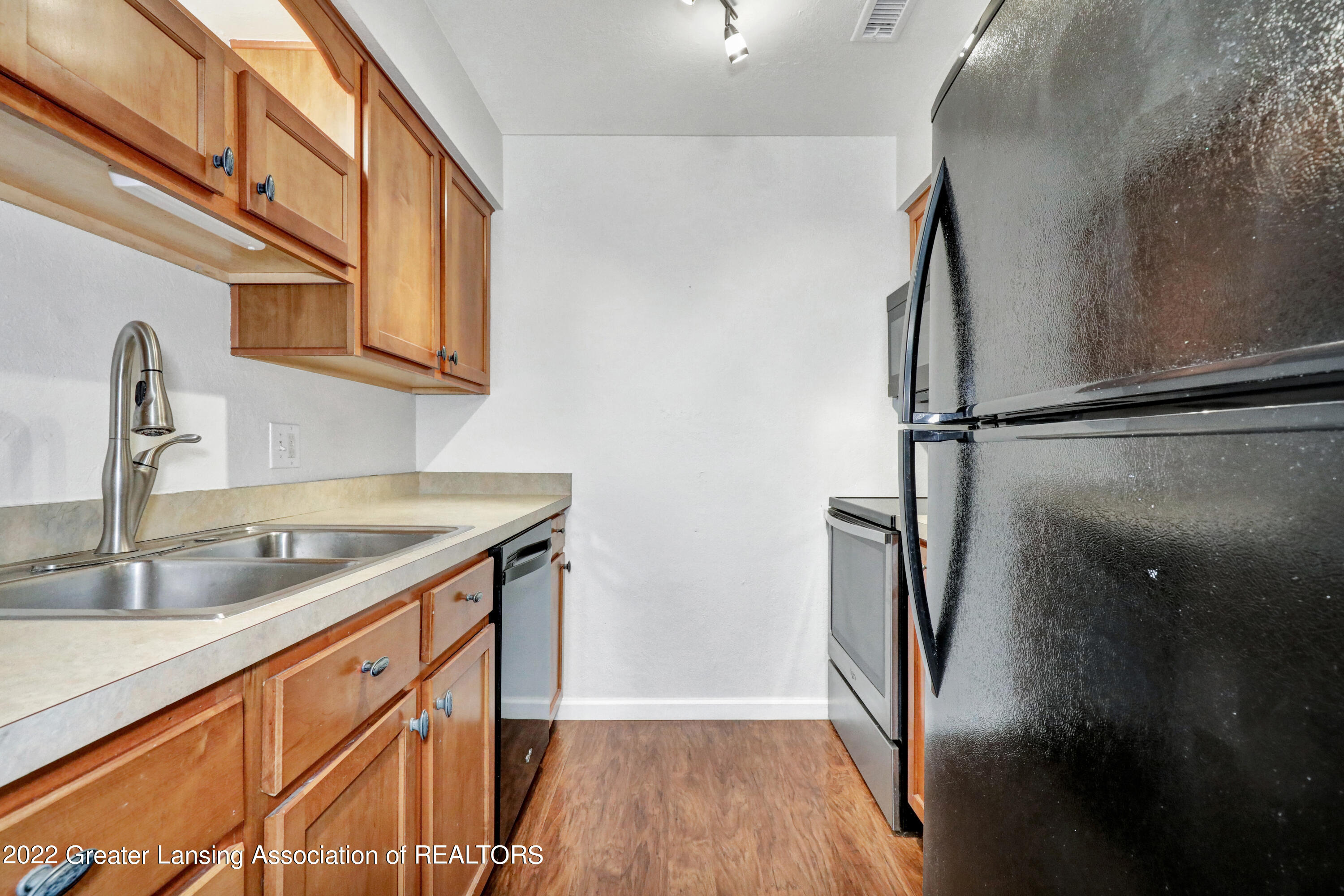 1717 Maple Ridge Road, Unit 14 Haslett, MI 48840 - Photo 8 of 19 9I3A8340