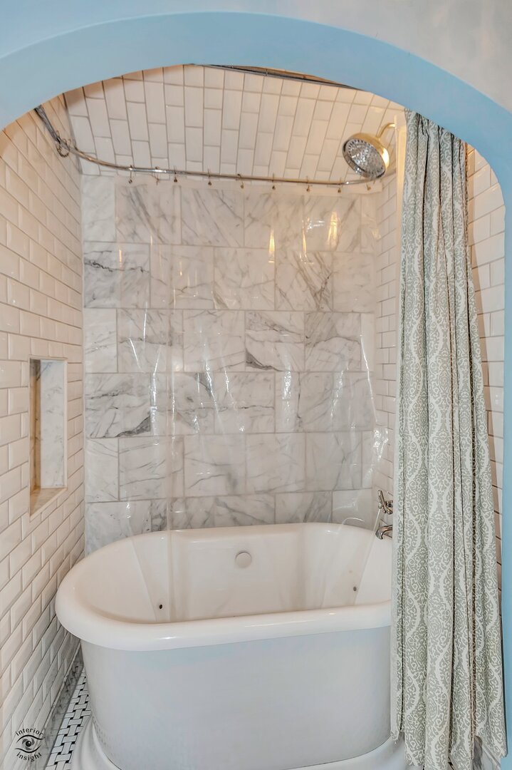1096 South Wildwood Avenue Kankakee, IL 60901 - Photo 24 of 38 a bathroom with a bathtub