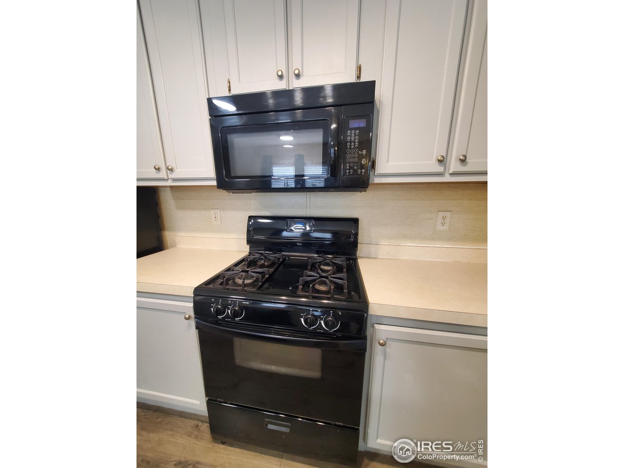 3717 South Taft Hill Road, Unit 285 Fort Collins, CO 80526 - Photo 7 of 18 a stove top oven sitting inside of a kitchen