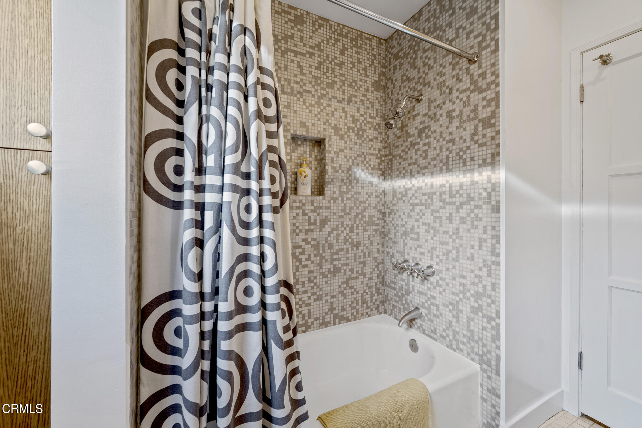 1817 Harmon Place Glendale, CA 91208 - Photo 26 of 45 a bathroom with a bathtub and shower