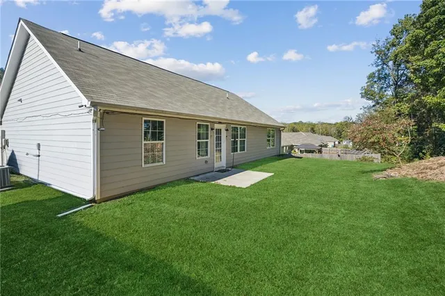 a view of a house with a backyard