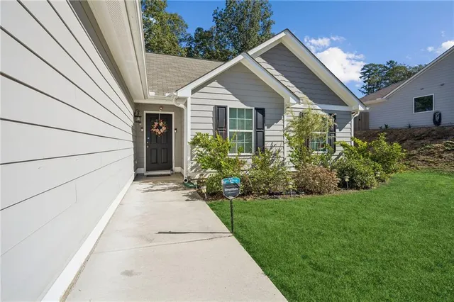 a view of a house with backyard and garden