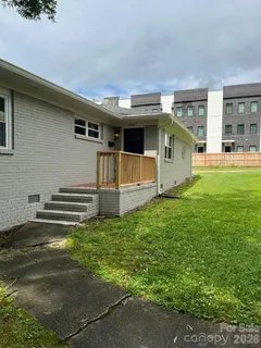 a view of a house with backyard