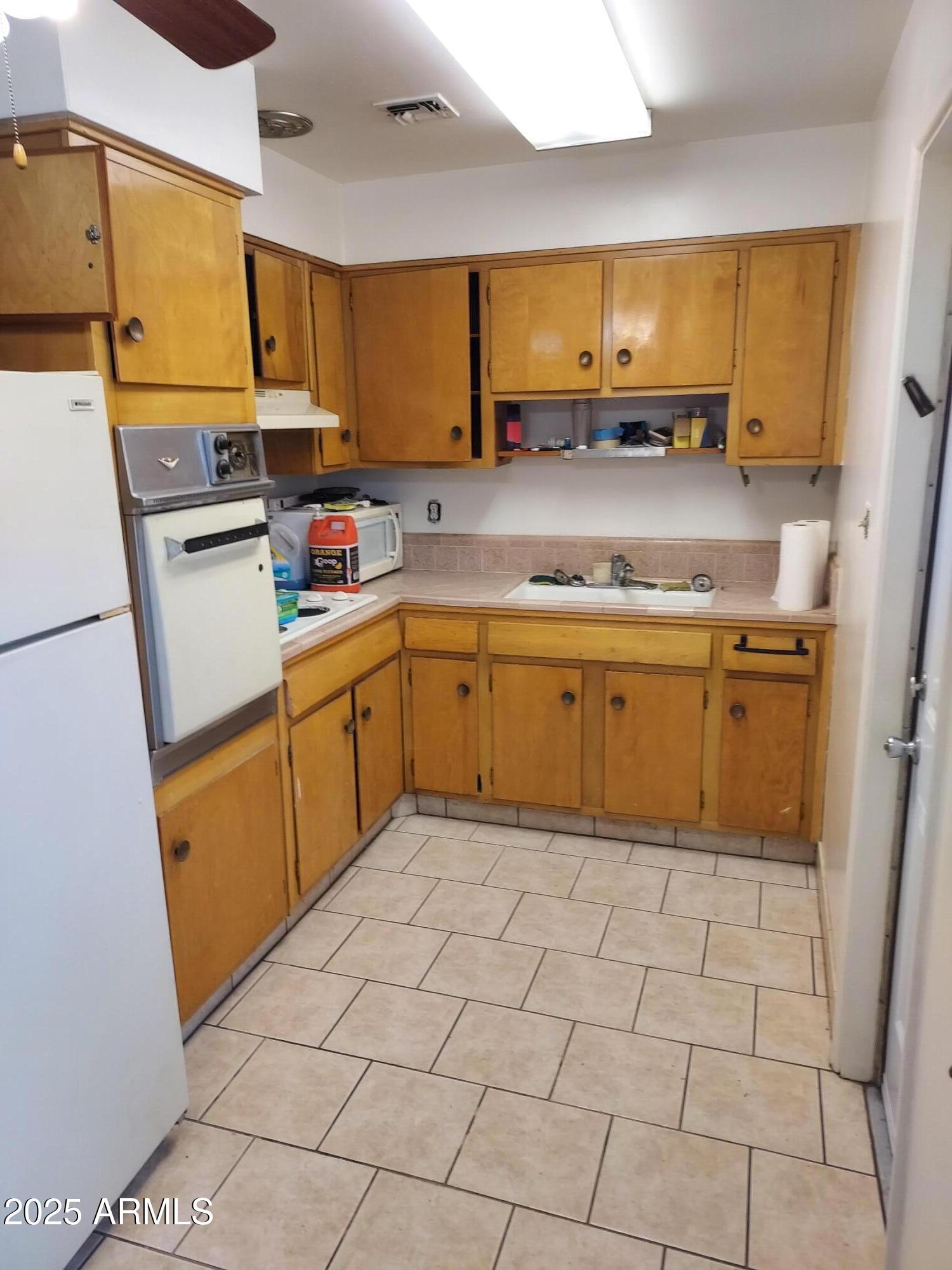 3518 East Montecito Avenue Phoenix, AZ 85018 - Photo 2 of 6 1 bedroom