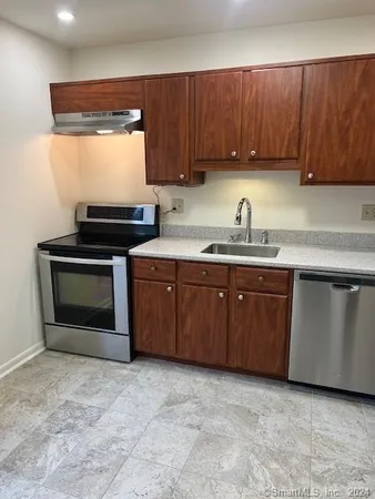 $3,000 | 2437 Bedford Street, Unit F21, Stamford, CT 06905