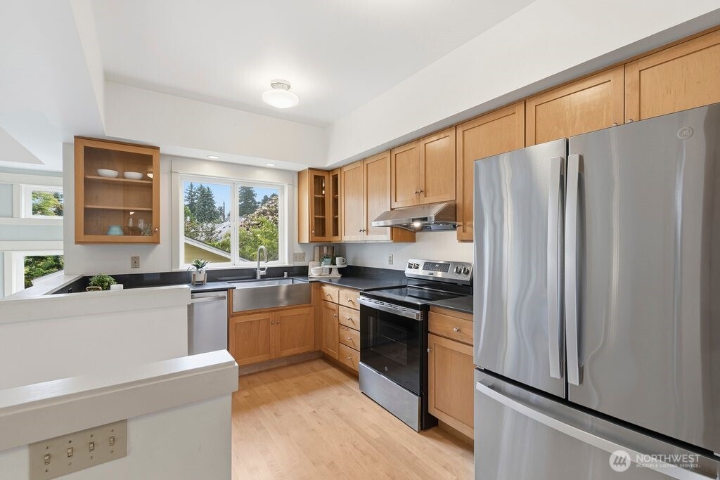 108 North 54th Street Seattle, WA 98103 - Photo 7 of 36