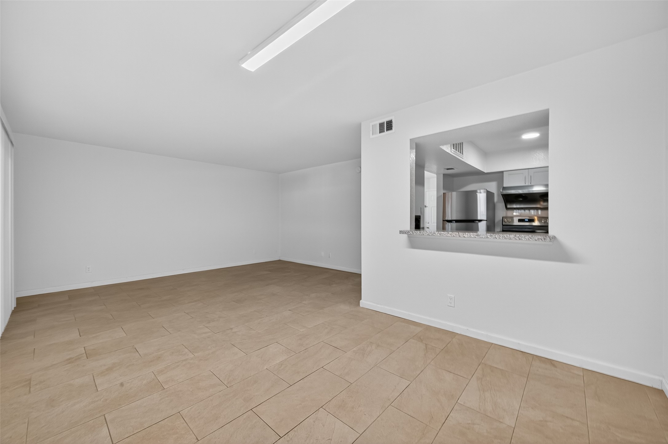 6201 Ranchester Drive, Unit 29 Houston, TX 77036 - Photo 7 of 33 an empty room with a kitchen