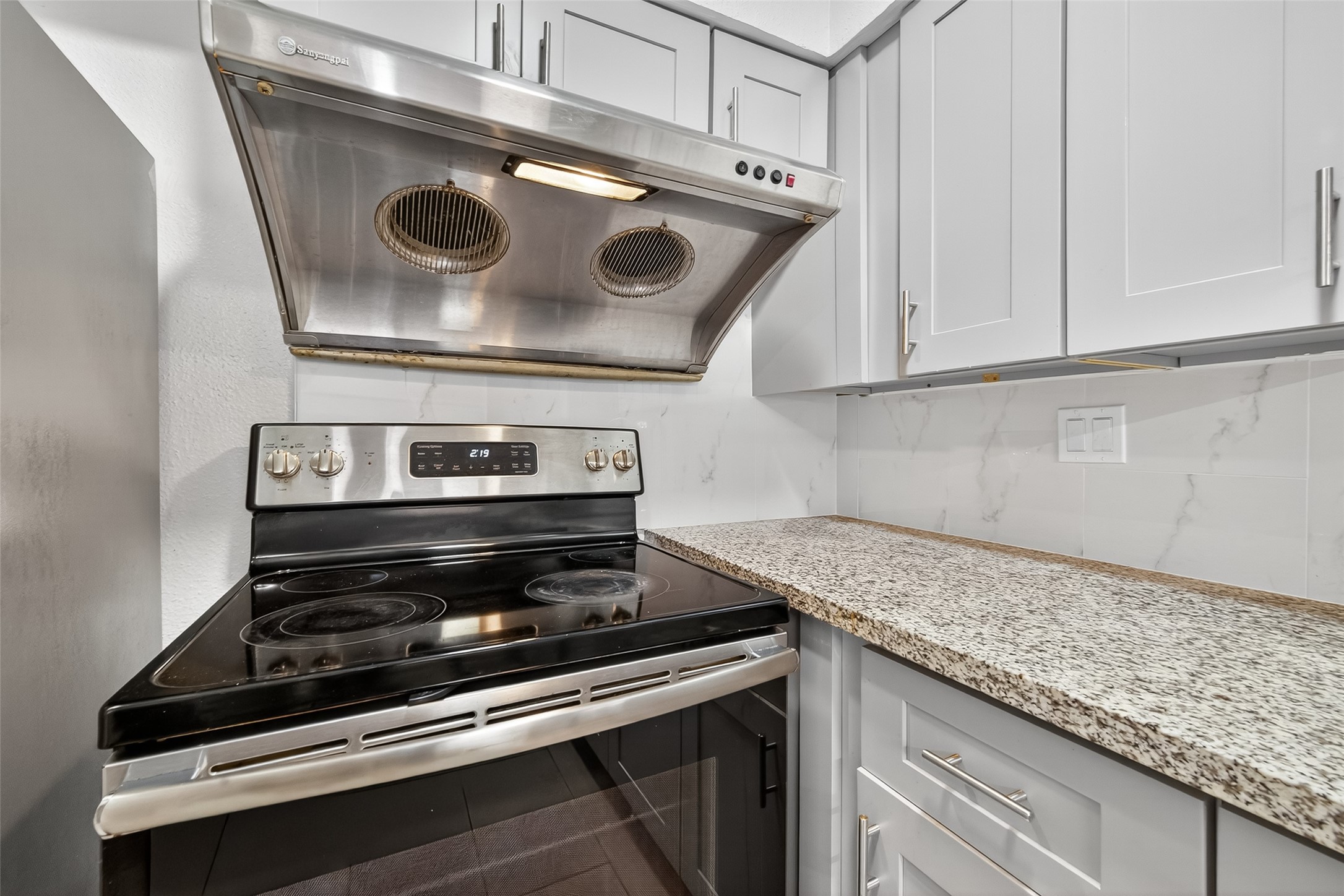 6201 Ranchester Drive, Unit 29 Houston, TX 77036 - Photo 10 of 33 a stove top oven sitting inside of a kitchen