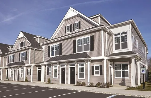 $3,295 | 121 Sutton Court, Unit 121, Mount Sinai, NY 11766