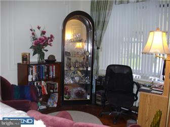 7493 Briar Road Philadelphia, PA 19138 - Photo 2 of 10 Living Room