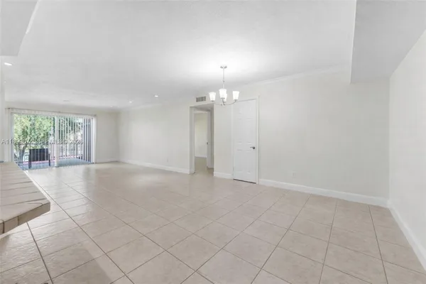 $269,000 | 9437 Southwest 76th Street, Unit V25, Miami, FL 33173