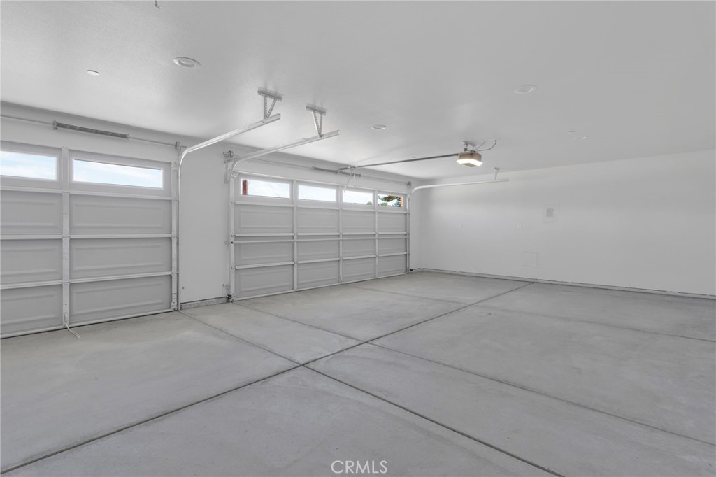 9432 Wasco Hesperia, CA 92345 - Photo 20 of 45 a view of a garage