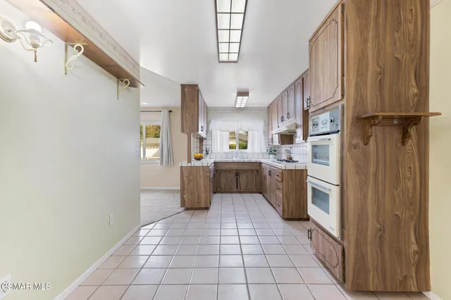 a view of a livingroom with a ceiling fan