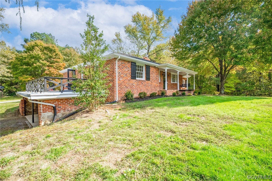 11252 Cauthorne Road Glen Allen, VA 23059 - Photo 2 of 45 a house view with a sitting space and garden
