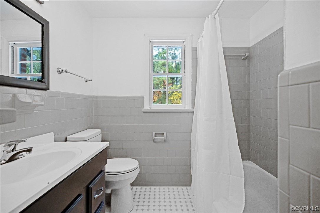 11252 Cauthorne Road Glen Allen, VA 23059 - Photo 21 of 45 a bathroom with a sink a toilet and a window