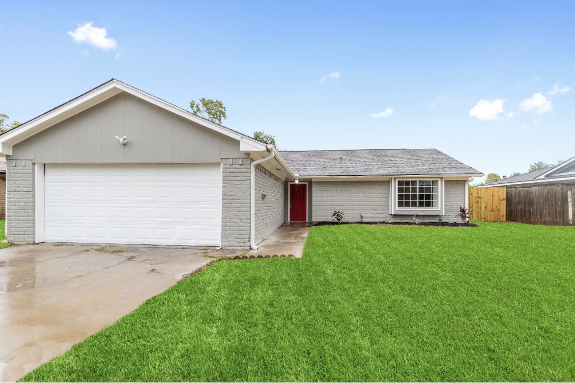 a view of a house with a yard